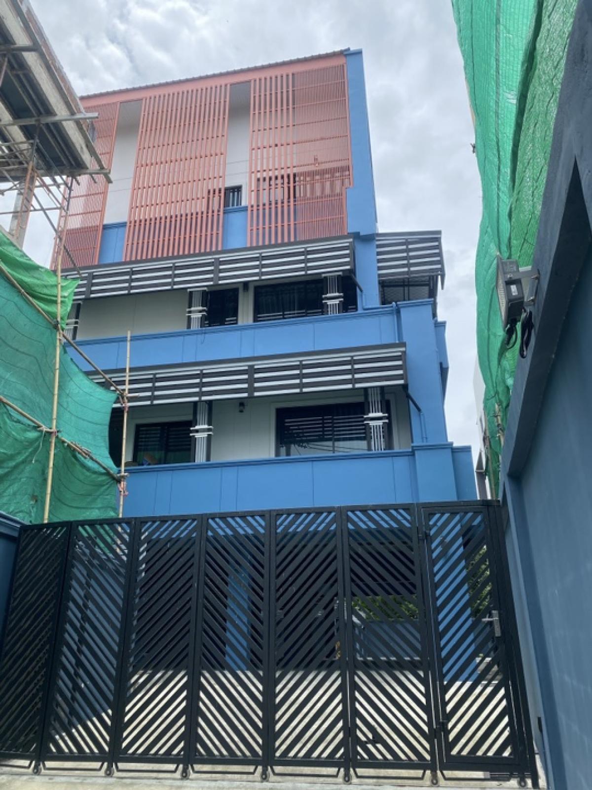 For RentHome OfficeRatchadapisek, Huaikwang, Suttisan : For rent: 4-story home office, Huai Khwang - Ratchadaphisek, parking for 6 cars, able to register a company, able to rent for business.