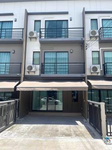 For RentTownhouseOnnut, Udomsuk : R1932 3-story townhome for rent, Baan Klang Muang Srinakarin-On Nut (vacant) near BTS On Nut.