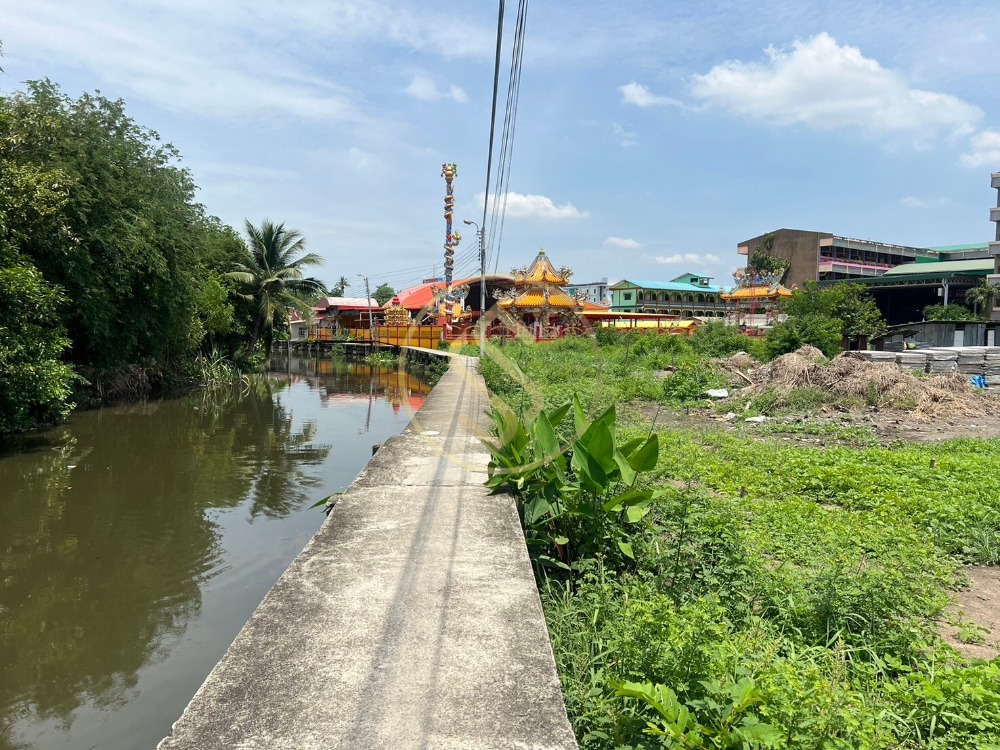 For SaleLandSeri Thai, Ramkhamhaeng Nida : Urgent sale, 2 rai 33 square wa land, Soi Seri Thai 50, Intersection 3, beautiful plot of land next to a canal