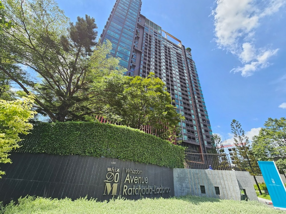 For SaleCondoLadprao, Central Ladprao : Condo in good location, next to MRT Lat Phrao.