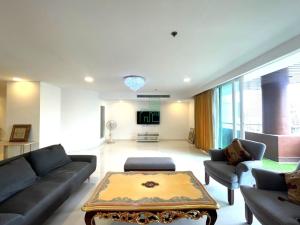 For RentCondoNana, North Nana,Sukhumvit13, Soi Nana : 3 Bedrooms for rent at Kallista Mansion in Sukhumvit 11