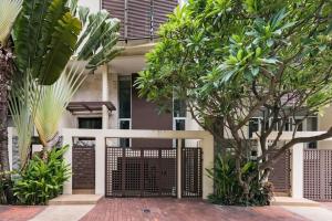 For RentTownhouseSathorn, Narathiwat : 5-story townhome, good location, beautifully decorated, for rent in Sathorn-Rama 4 area, near MRT Khlong Toei, only 1.2 km.