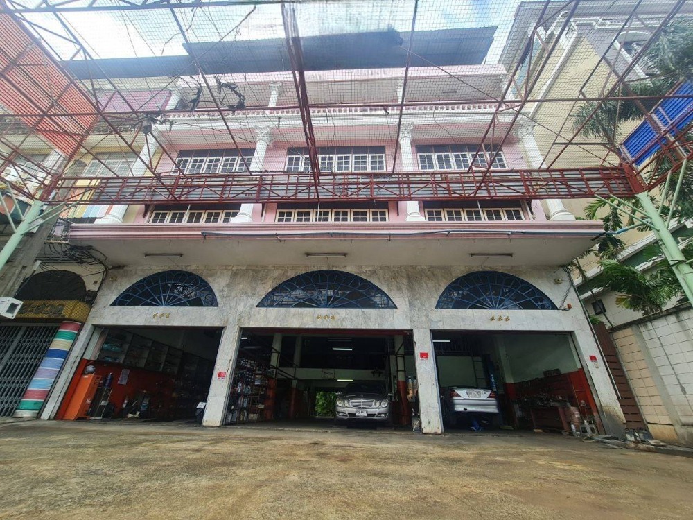 For SaleShophousePattanakan, Srinakarin : The owner posts a commercial building for sale or rent. 4.5 floors + rooftop, selling for 95,000,000 baht / renting 350,000 baht per month.