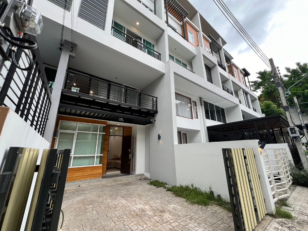 For RentTownhouseVipawadee, Don Mueang, Lak Si : Townhome 3 bedrooms and 1 office room with 4 floors at Soi Chaengwattana 15 Near the government center.