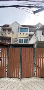 For SaleTownhouseLadprao101, Happy Land, The Mall Bang Kapi : 3-story townhome for sale, Soi Lat Phrao 110, near Town in Town.  Bodindecha School  There are many ways to enter and exit. Through the back of Ramkhamhaeng Road 53