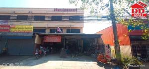 For SaleShophouseChiang Rai : Commercial building for sale, 2 and a half floors, location near Wat Rong Khun. Near Chiang Rai city transport, code B8022