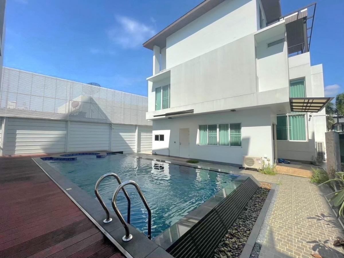 For RentHouseRama9, Petchburi, RCA : ⭐️⭐️For Rent  Modern  House  3 -story with private swimming pool in Rama 9 near The Nine Rama 9