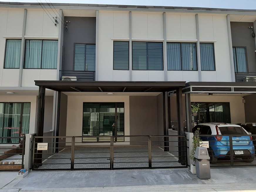 For RentTownhousePattanakan, Srinakarin : 2-story townhome near the intersection of Kanchanaphisek Road - New Krungthep Kreetha Road. and Thap Chang Airport Link for rent