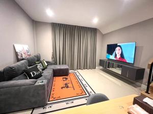 For RentHousePathum Thani,Rangsit, Thammasat : ⭐For urgent rent⭐ 3 bedrooms, 2 bathrooms, ready to move in, V Compound Village, Tiwanon-Rangsit