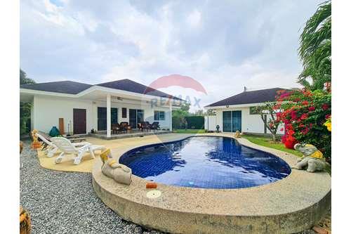 For SaleHouseHuahin, Prachuap Khiri Khan, Pran Buri : Private Villa in a Peaceful Environment in Hua Hin Soi 70 For Sale