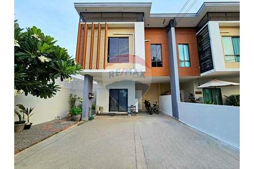 For SaleTownhouseHuahin, Prachuap Khiri Khan, Pran Buri : Luxury Modern Townhouse, 3 Bed 2 Bath in Hua Hin Soi 70 For Sale