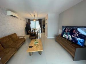 For RentTownhousePathum Thani,Rangsit, Thammasat : Townhome for rent, 3 floors with furniture, 18,000 / month.