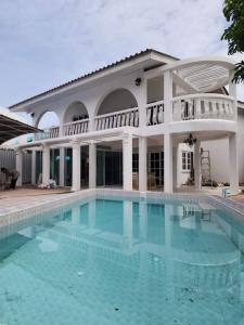 For RentHousePattaya, Bangsaen, Chonburi : Pool Villa Jomtien for rent