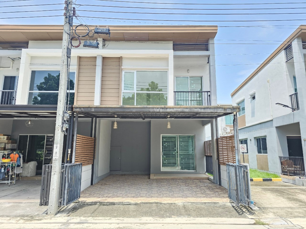 For SaleTownhouseRama 2, Bang Khun Thian : Corner townhome for sale, Baan Lumpini Town Park Thakham-Rama 2, 89 sq m, 18.3 sq m, in front of the house is a garden.