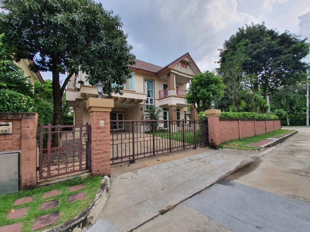 For RentHouseNonthaburi, Bang Yai, Bangbuathong : Big house, 4 bedrooms, lots of space, has a guest house and an en-suite bathroom. Suitable for large families Or there are elderly people living there.