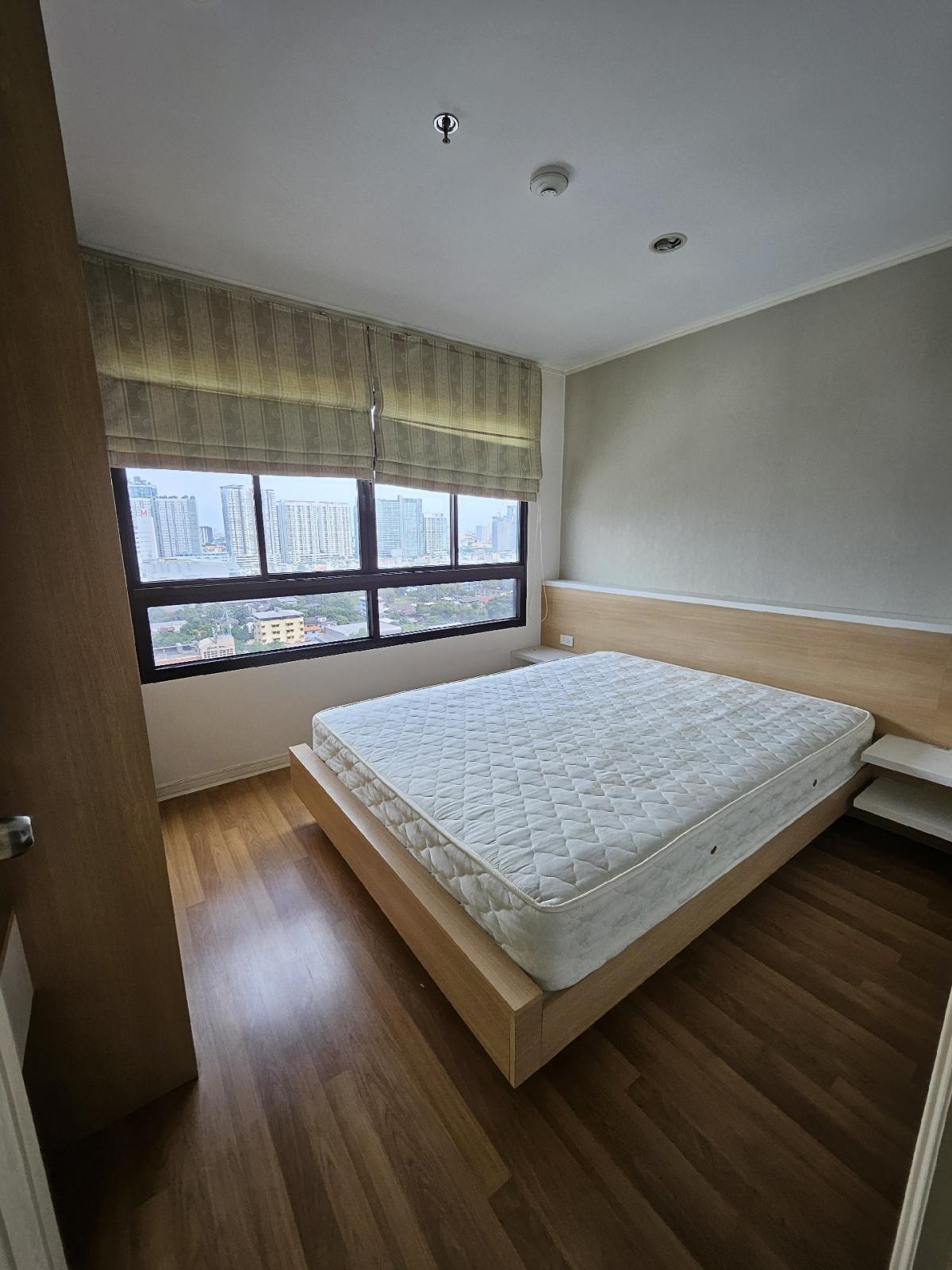 For SaleCondoThaphra, Talat Phlu, Wutthakat : Special discount before room renovation, this offer will be until end of September only!! Lumpini Place Condo Ratchada-Tha Phra, beautiful room, good condition, 19th floor, fully furnished, ready to move in. Free electrical appliances