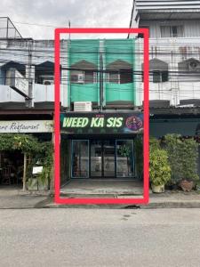 For SaleShophouseChiang Mai : Commercial building for sale, 2 and a half floors (133/5), Sri Phum Subdistrict, Chiang Mai Province.