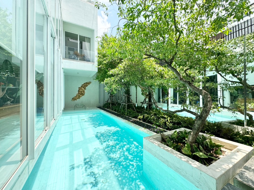 For SaleHouseSukhumvit, Asoke, Thonglor : Sukhumvit detached house for sale, new condition, luxuriously decorated, ready to move in, price not more than 100 million.