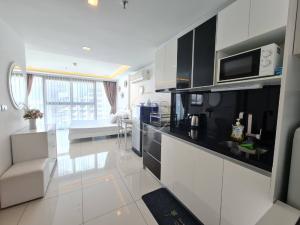 For SaleCondoPattaya, Bangsaen, Chonburi : Sea view nice studio for sale in Wongamat Tower, foreign name