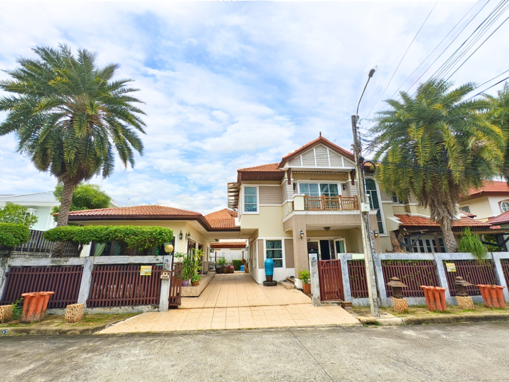 For SaleHouseNawamin, Ramindra : For sale: detached house, last unit, large kitchen, largest house in the village, Chuan Chuen Watcharapol, facing south, near expressway, 5 bedrooms, 5 bathrooms, 416.4 sq m.