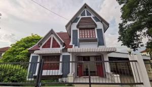 For RentHouseRattanathibet, Sanambinna : [For rent 25,000-./month] Soi Samakkhi, Nonthaburi, Prachachuen Village (L&H), area 122 sq m.