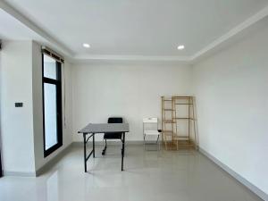 For RentTownhouseOnnut, Udomsuk : K-5811 Space Home for rent/sale, empty house, able to register a company.