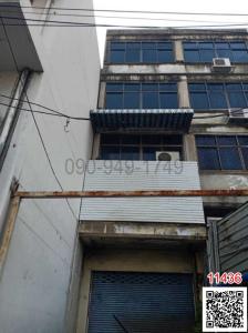 For RentShophousePattanakan, Srinakarin : For rent: 4-storey building located at the beginning of Soi On Nut 46, easy to enter and exit, can be used as an office.