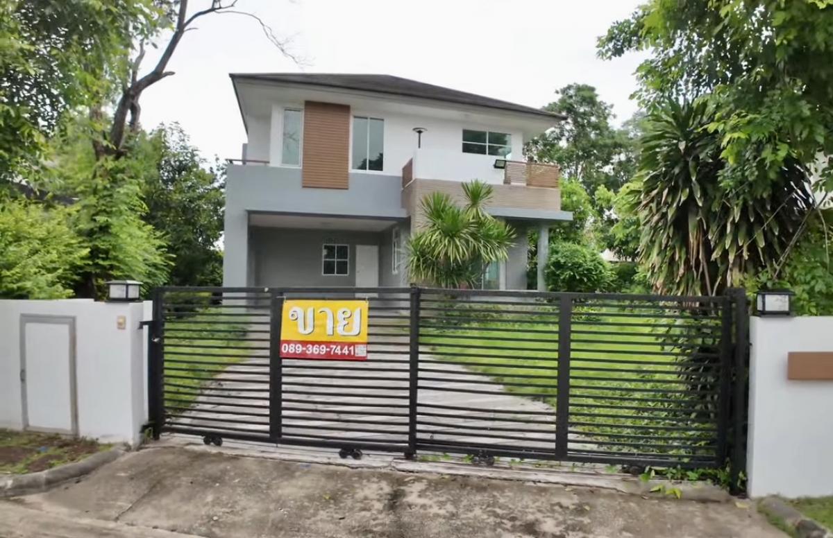 For SaleHousePattanakan, Srinakarin : 🎋There is a garden around the house, suitable for a large family who likes a lot of space to raise dogs and cats. 👶 There are children running and playing in the garden. ⛺️Or easily expand your home office.