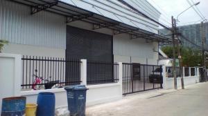 For RentWarehouseNawamin, Ramindra : Warehouse for rent with office, 290 sq m, area size 1,300 sq m., Ramindra, Watcharaphon, Bang Khen District, good location, suitable as a distribution center, office, product stock.