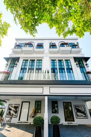For RentHouseSukhumvit, Asoke, Thonglor : For rent: Luxurious 3-storey high-rise single house in the heart of the city, Sukhumvit 67, parking for 3 cars, can be converted into an office, 7 minutes walk to BTS