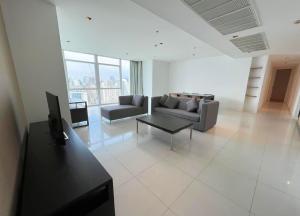 For RentCondoWitthayu, Chidlom, Langsuan, Ploenchit : ♦ Nice view ♦ 25+ floor 198.00 sq.m. | 3 bedrooms, 4 bathrooms + maid's room | Condo near BTS Phloen Chit 2 minutes, Central Embassy 5 minutes, Central World 6 minutes.