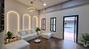 For SaleTownhouseSapankwai,Jatujak : For sale Townhome near Kasetsart University ((Selling below appraisal)) Near BTS 3-storey townhome, newly renovated, Beautiful  decor.