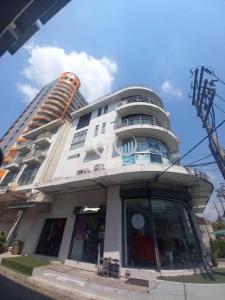 For RentShophouseOnnut, Udomsuk : On Nut Commercial Building, 2 units, corner room on On Nut Road, opposite On Nut 54, parking available, Bangkok