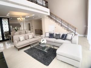For RentHouseSukhumvit, Asoke, Thonglor : Luxurious house for rent, very luxuriously decorated, has a private swimming pool.