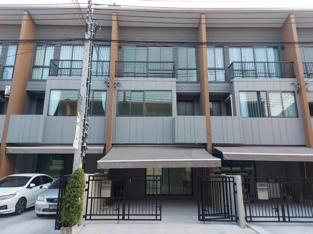 For RentTownhouseOnnut, Udomsuk : Townhouse for rent, 3 floors, Baan Klang Muang project, Sukhumvit-On Nut, ready to move in