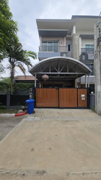 For RentTownhousePattanakan, Srinakarin : Townhouse for rent, Town Avenue Rama 9, near Market Place, Krungthep Kreetha, only 4 minutes.