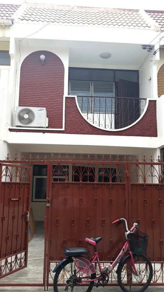 For RentTownhousePinklao, Charansanitwong : Townhouse for rent, 2 floors, 21 sq m, 2 bedrooms, 1 bathroom, near MRT Bang Phlat, enter Soi Bang Phlat, Charansanitwong 79 or 75.