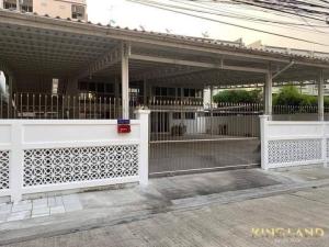 For RentHouseLadprao101, Happy Land, The Mall Bang Kapi : #For rent/sale 2-storey house, 2-storey wood, only 200 meters from the entrance of Soi Lat Phrao 29, 2 bedrooms, 3 bathrooms, very large area, wide, suitable for a large family or selling online, stocking your own products, rental price 80,000 baht/month,