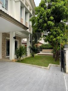 For RentHousePattanakan, Srinakarin : House for rent, Manthana Village (Soi Krungthep Kreetha 7 or enter via Ramkhamhaeng 60)