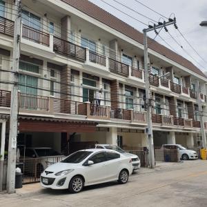 For RentTownhouseKaset Nawamin,Ladplakao : 3-storey townhouse, newly renovated, beautifully decorated, for rent in Sukonthasawat-Praditmanutham area, near The Walk Kaset-Nawamin, only 600 meters away.