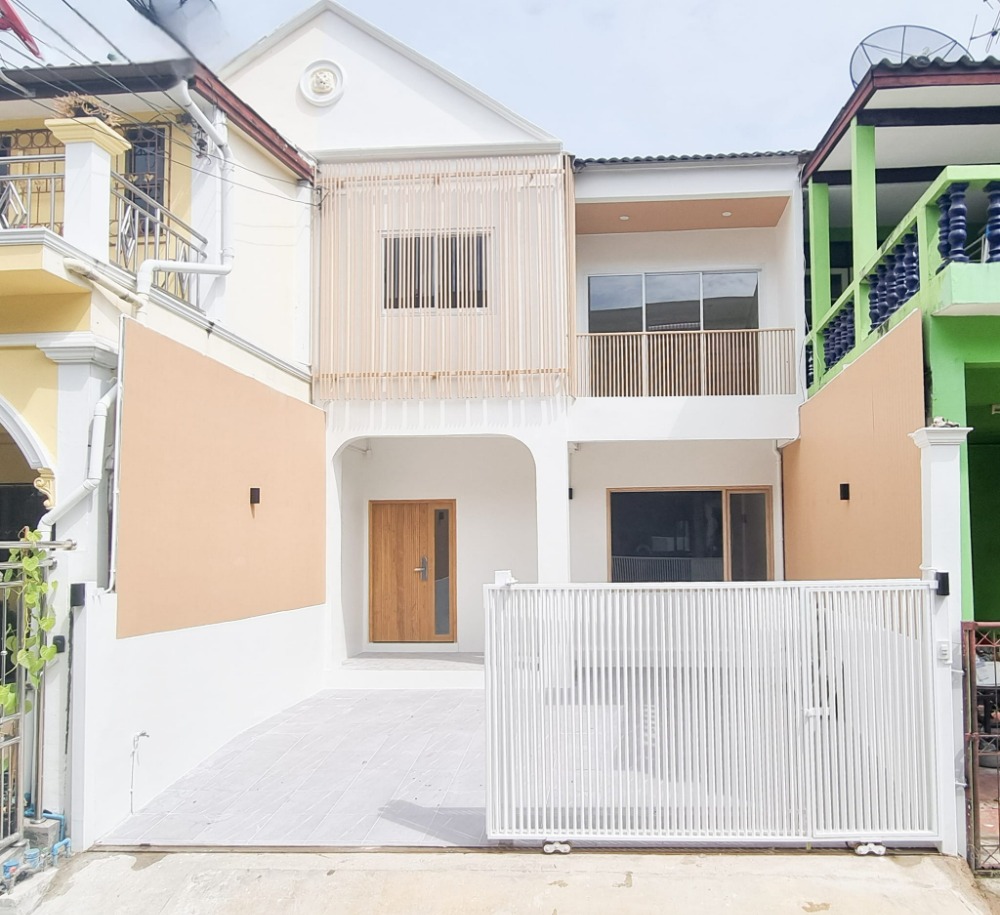 For SaleTownhouseOnnut, Udomsuk : Townhouse for sale, 3-storey, renovated, Soi Phung Mi 21, Sukhumvit 93, near BTS Punnawithi