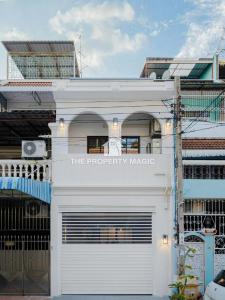 For RentTownhouseSathorn, Narathiwat : 3.5-storey townhouse, good location, newly renovated, beautifully decorated, for rent in Charoen Krung-Sathorn area, near Terminal 21 Rama 3, only 1 km.