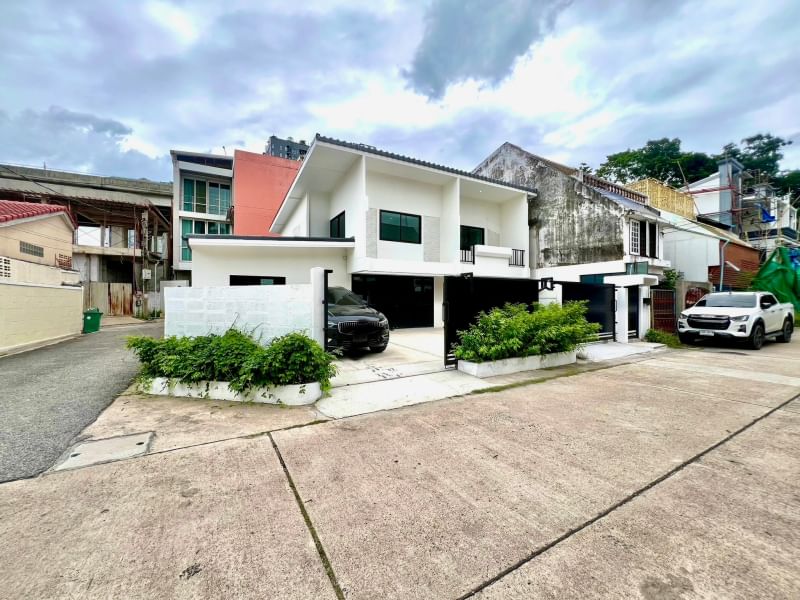 For SaleHousePattanakan, Srinakarin : Single house for sale, Homemy Homemy, first impression with warmth, location Phatthanakan Soi 12, near Chalongrat Expressway, Thonglor, just at the entrance of the alley.