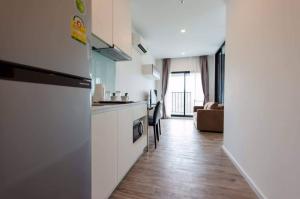 For RentCondoSriracha Laem Chabang Ban Bueng : Condo for rent, beautiful room, clean, quiet, mountain view, corner room, this floor has a garden as well.