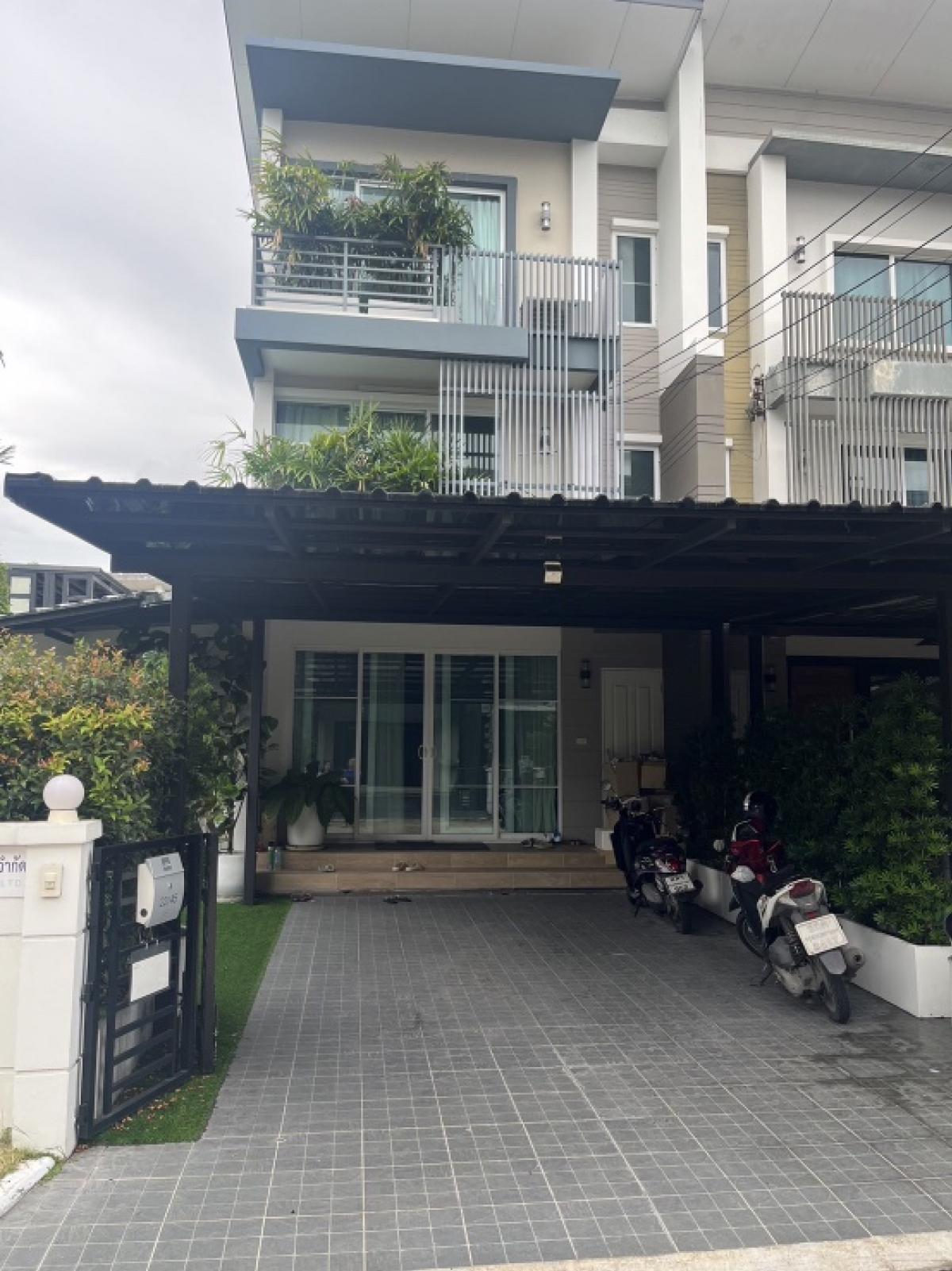 For SaleTownhousePattanakan, Srinakarin : ✅Selling Townhome, Town Avenue Rama 9, area 34 sq.w., usable area 167 sq.m., 2 bedrooms, 3 bathrooms, corner plot, next to swimming pool, garden view, swimming pool, furniture ready to move in