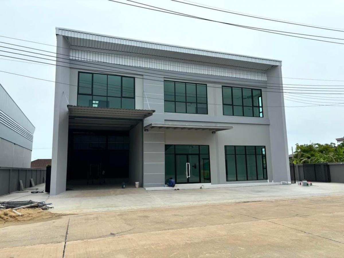 For RentWarehouseBangna, Bearing, Lasalle : New warehouse for rent, land area 280 square wah, size 18 x 30 meters, height 10 meters, total area 657 square meters, rental price 90,000 baht / month, electric gate, Bangna-Theparak Road