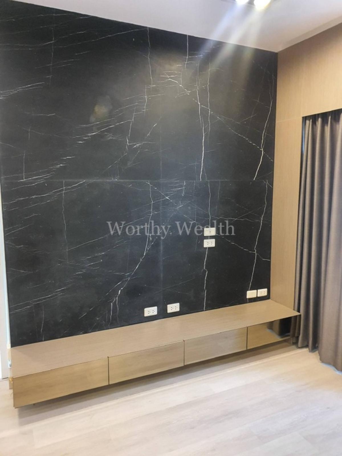 For SaleCondoWongwianyai, Charoennakor : For sale!! Large condo room, next to BTS Thonburi | Q House Condo Sathon | Good layout, separated, meets living needs