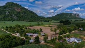 For SaleLandUthai Thani : Land for sale, prime location with buildings, Ban Rai District, Uthai Thani Province