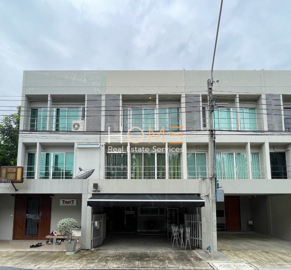 For SaleTownhousePattanakan, Srinakarin : Good location, can be used as a home office ✨ Townhome Noble Cube Pattanakarn / 3 bedrooms (for sale), Noble Cube Pattanakarn / Townhome 3 Bedrooms (FOR SALE) PALM798