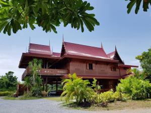 For SaleHouseSuphan Buri : Land for sale with a golden teak Thai-style house, size 479 sq m, Wang Wa Subdistrict, Si Prachan District, Suphan Buri Province.